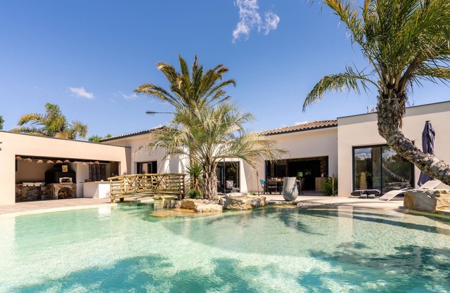 Villa Vaiana, Lagoon Pool under the Tropics