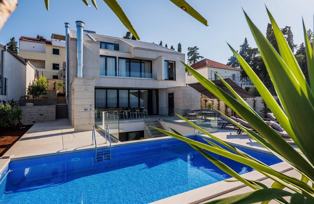Villa Valleo with Pool