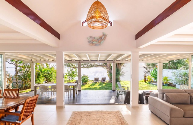 Villa Vanaki - Beachfront Villa 4BR w/AC