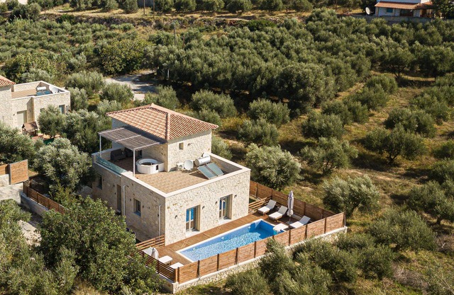 Villa Vera - 3 bedroom villa, 3 bathrooms, with heated pool and outdoor jacuzzi