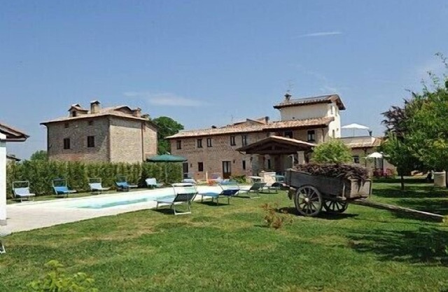 Villa Vezzosa E: A characteristic and welcoming apartment that is part of an ancient country house, with Free WI-FI.