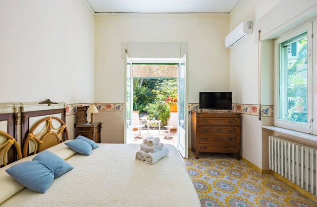 Villa Villari Patio by NapoliApartments