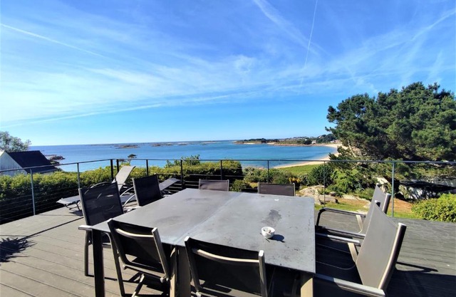 Villa vue mer avec terrasse de 50m2 donnant sur la plage de Goas Treiz à TREBEURDEN Ref-674