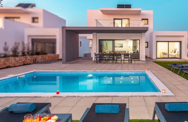 Villa w/Heatable Pool and BBQ in Albufeira
