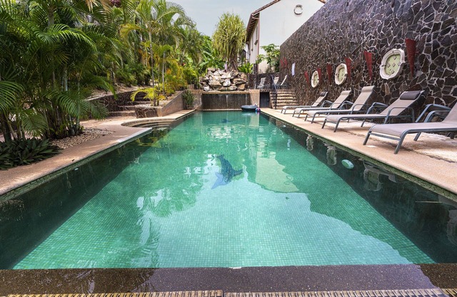 Villa w POOL 2BR/2.5BA Walk To Beach, Shops, Restaurants and MORE