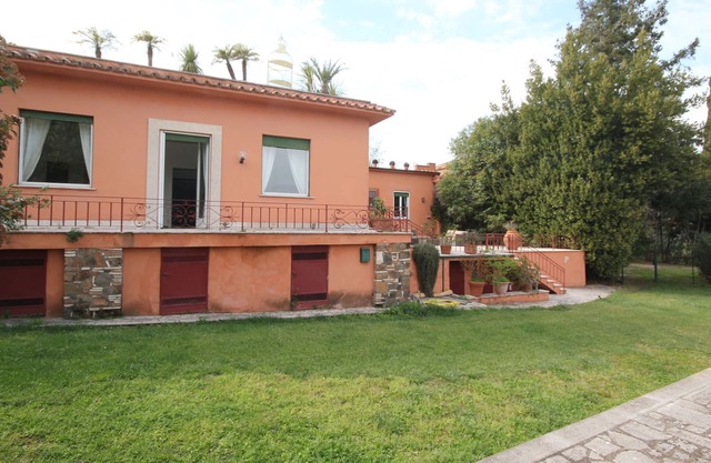 Villa with 2 double bedrooms, sleeps 4, in an elegant estate