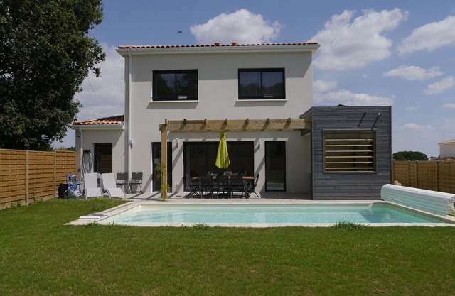 Villa with a pool & jacuzzi on a residence with tennis