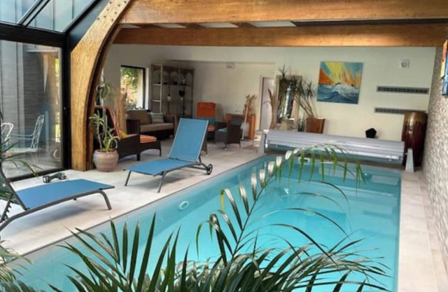 Villa with indoor pool, 50m from the beach