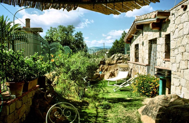 Villa with exclusive garden, 240 meters from the beach, sea and mountain views.