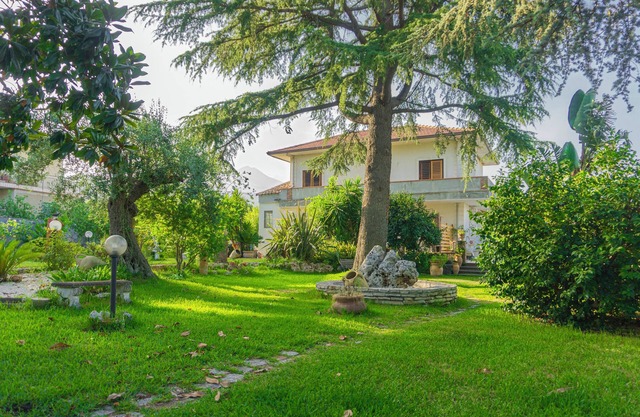 Villa with large garden and views of Mount Etna. Gazebo and barbecue