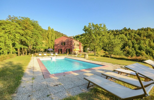 Villa with outbuilding and swimming pool and panoramic view of the Apennines