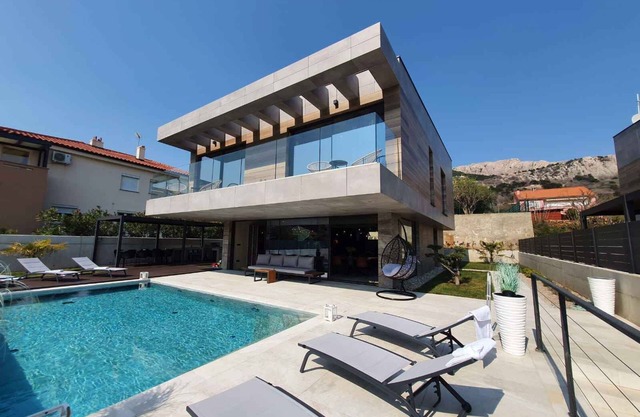 Villa with pool and spa