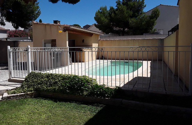 villa with pool near AVIGNON