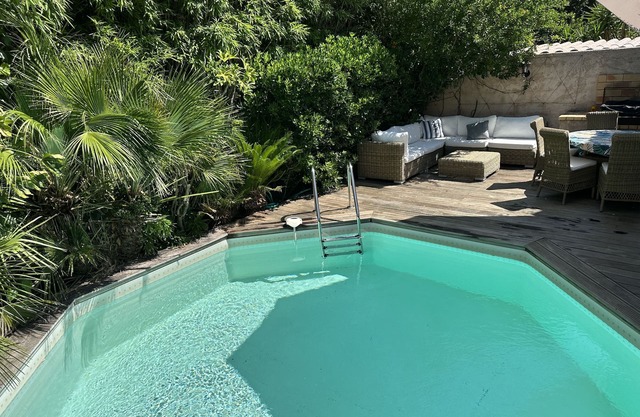villa with pool, nr St Tropez, short walk to beach