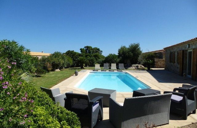Villa with pool, Sant'Ambroggio seafront