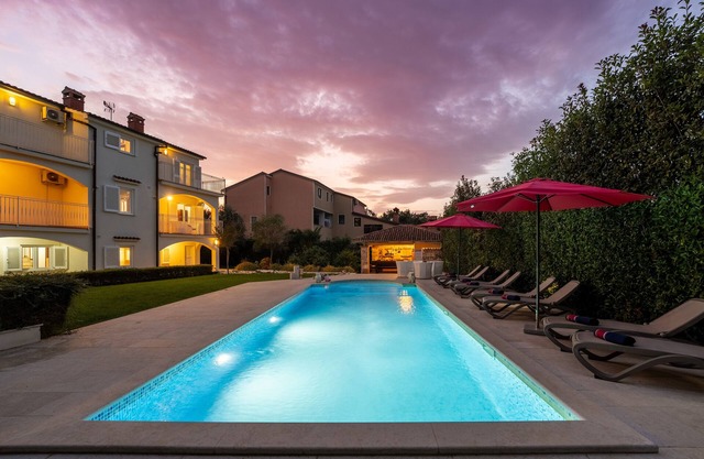 Villa with pool, up to 12 people,6 bedrooms, close to the beach, garden, parking