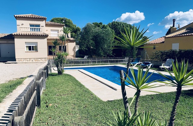 Villa with private pool for 11 people air conditioning wifi at 800m Calaforn