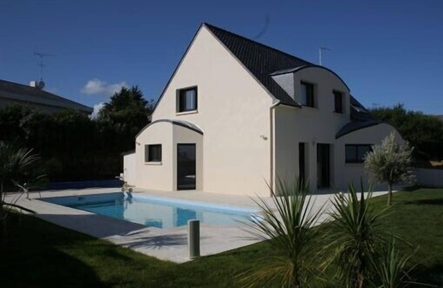 Villa with private pool 200 m from the beach.enclosed garden in Le Pouldu, Brittany