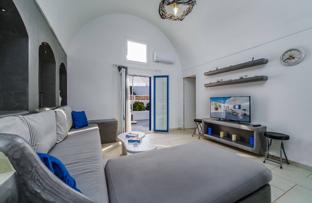 Villa with private jaccuzi at the center of Fira Town