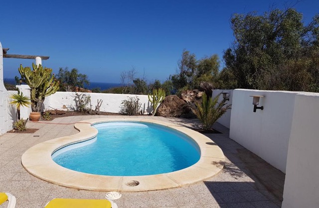 Villa with sea view and pool