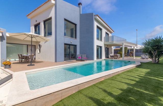 Villa with sea views, private pool and mini-golf
