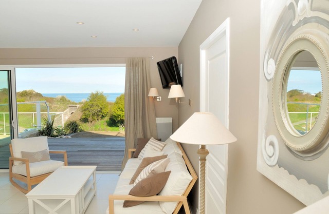 Villa with sea view and heated pool (in season)