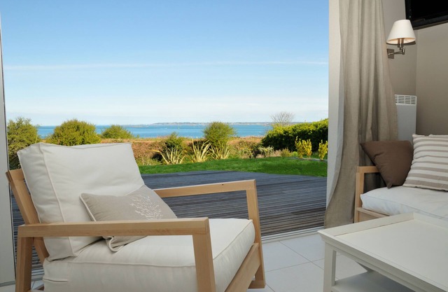 Villa With Sea View And Heated Pool