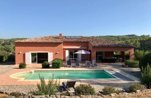 Villa with swimming pool in a quiet natural park