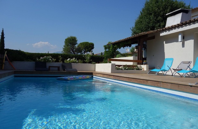 Villa with swimming pool and large garden, AC, quiet, 300m from town center