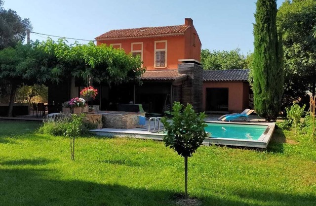 Villa with swimming pool, town center at 5', beaches at 10'.