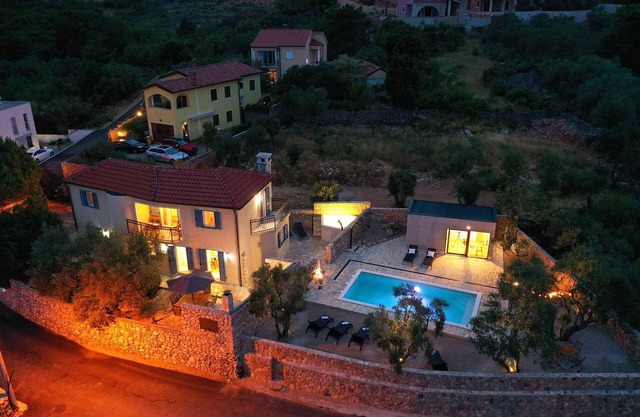 Villa with swimming pool and sea views