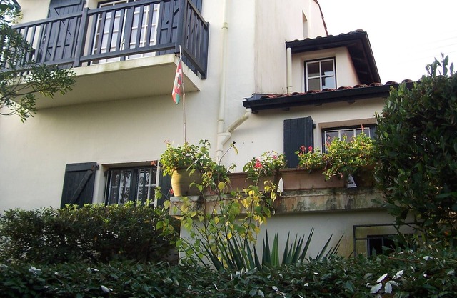 Villa with view of the sea on wooden hill, quiet, beaches and town-centre nearby