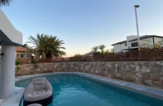 Villa Yuka - Spacious 6-bedroom in Eilat with Heated Pool