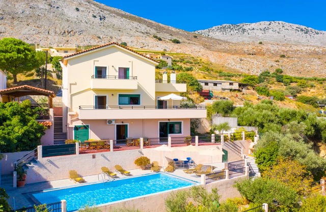 Villa Zeus: Large Private Pool, Sea Views, A/C, WiFi