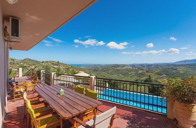 Villa Zeus: Large Private Pool, Sea Views, A/C, WiFi