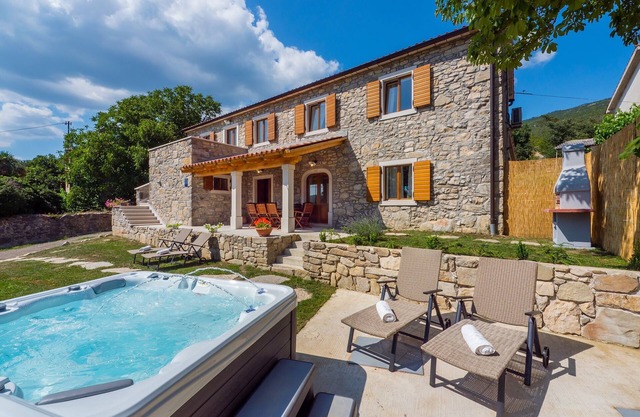 Villanuova with Hot tube for lovers of nature