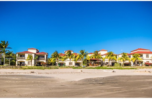 Villas Iguana A-16: Beachfront Condo