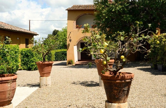 Villas with garden and pool in the heart of Tuscany in Siena for 16 people