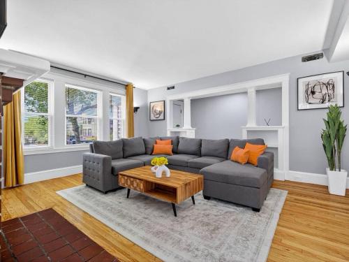 Vintage 5BR apt in Boston with Free Parking