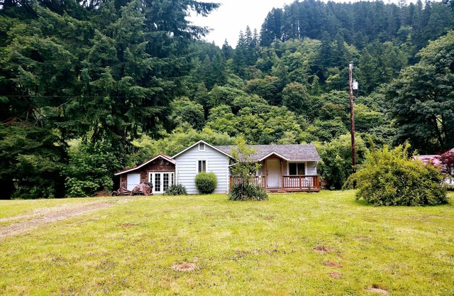 Vintage River Cabin on the Siuslaw River