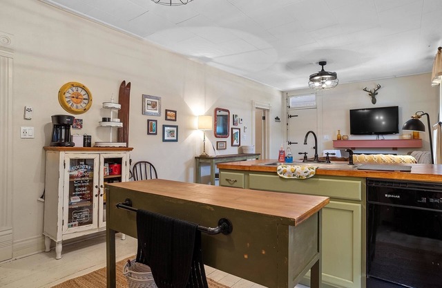 Vintage Villa - Charming Restored Miner's Cottage