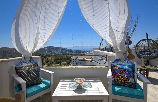 Vintage Villa with your own private pool, stunning rooftop bar & hot tub