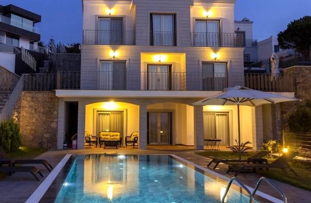 VIP luxury self catering 7 bedroom beach side private villa with private pool.