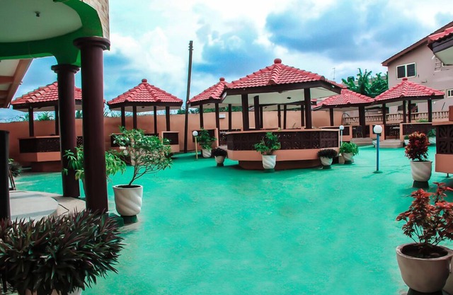 Vis-A-Vis Hotel