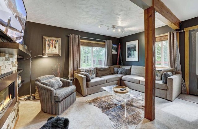 Vista Blanca is an adorable cabin with breathtaking views of the mountains!