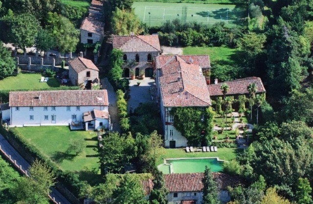 Vorno Villa Sleeps 24 with Pool Air Con and WiFi