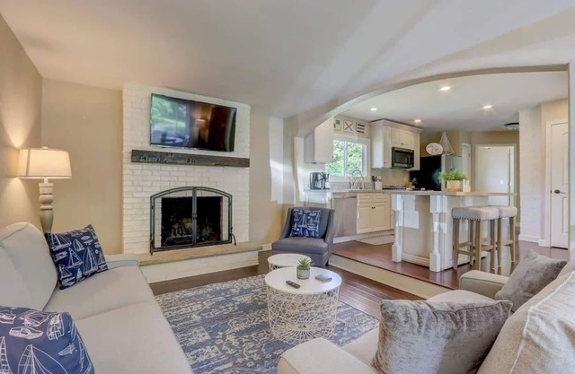 W172-Lannon · Charming Muskego House, Walk to Lake & Restaurants
