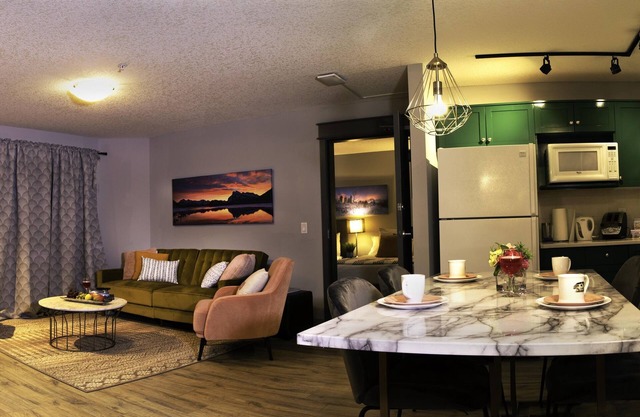 W216- heated parkade, BBQ, AC, FreeParking, Gym