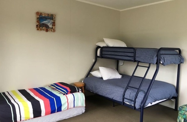 'Waitui' Bach @ Tairua Beach. Tranquil holiday space.
