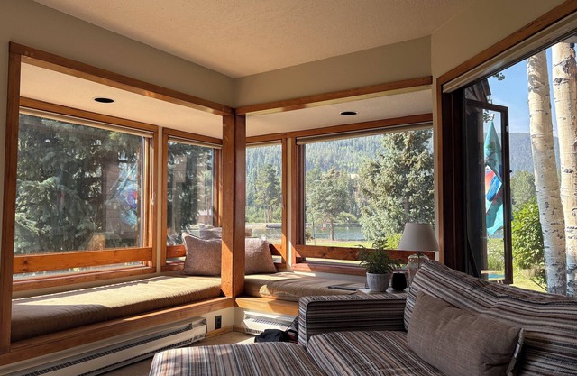 Wake up next to the peaceful waters of Keystone Lake 2BR/2BA Private Patio.